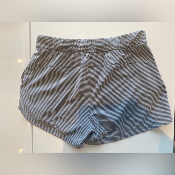 Lululemon Shorts 3” Inseam Dusty Blue Grey Stripe Size 6 - Picture 3 of 9